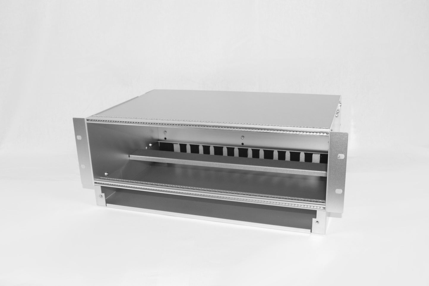 4HE / 19'' Baugruppenträger, Aluminium, mit Überlängenschublade & Kabelzugentlastung